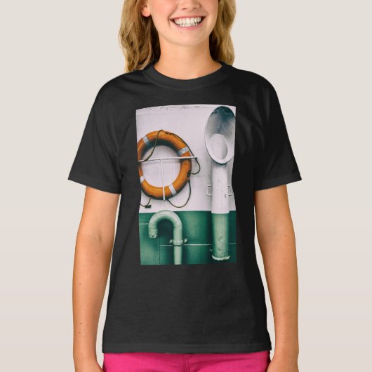 人工呼吸器とブイを備えたフェリーの詳細 Tシャツ (正面)