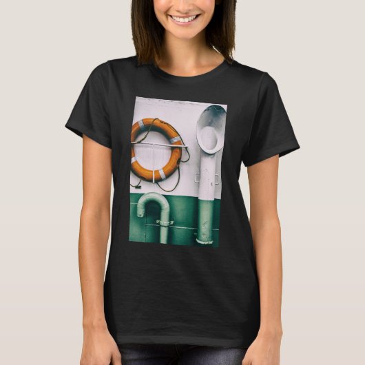 人工呼吸器とブイを備えたフェリーの詳細 Tシャツ (正面)
