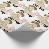 人形および手押車を持つ小さな女の子 ラッピングペーパー (角)