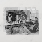 人形のウィッグを作る女性 ポストカード (正面/裏面)