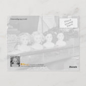 人形のウィッグを作る女性 ポストカード (裏面)