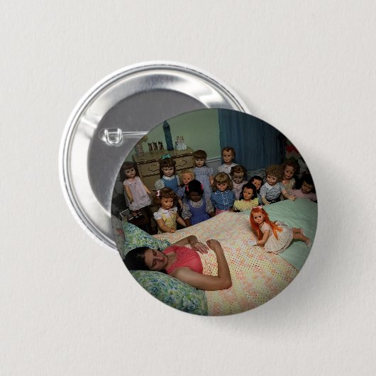 人形のコレクターが夜に眠る様子 缶バッジ (正面&裏面)