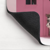 人形の家から覗き込む子犬 マウスパッド (コーナー)