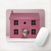 人形の家から覗き込む子犬 マウスパッド (マウス)