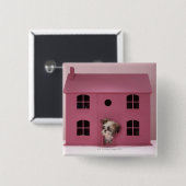 人形の家から覗き込む子犬 缶バッジ (正面&裏面)