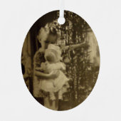 人形の金属クリスマスオーナメントを持つ少女 メタルオーナメント (正面)