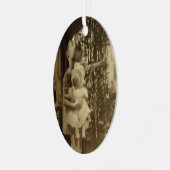 人形の金属クリスマスオーナメントを持つ少女 メタルオーナメント (正面左)