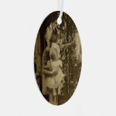 人形の金属クリスマスオーナメントを持つ少女 メタルオーナメント (正面右)