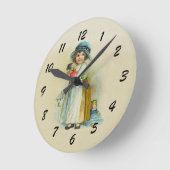 人形を持つかわいいぽっちゃりした頬のヴィンテージの女の子 ラウンド壁時計 (傾斜)