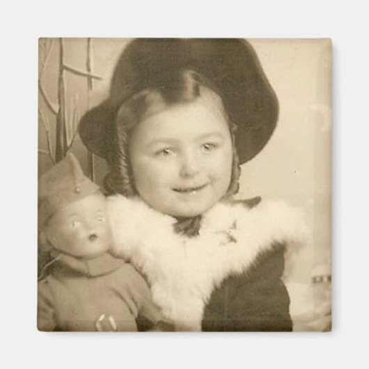 人形マグネット付小さな女の子 マグネット (正面)