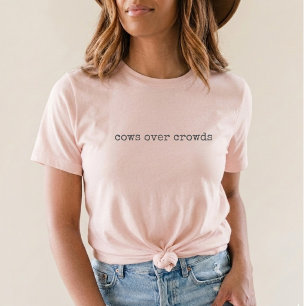 人混みの中のピンクの牛 農場の動物 カントリー面白グッズ Tシャツ
