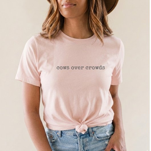 人混みの中のピンクの牛 農場の動物 カントリー面白グッズ Tシャツ