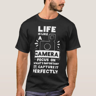 人生おもしろいはカメラの焦点カメラ愛好家のGiのようなものである Tシャツ