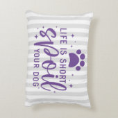 人生おもしろいは短いあなたの犬の引用文ユーモアの敷物を台無しにする アクセントクッション (裏面(縦))