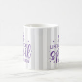 人生おもしろいは短いあなたの犬の引用文ユーモアの敷物を台無しにする コーヒーマグカップ (中央)