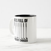 人生おもしろいは重要な選択肢でいっぱいだゴルフ愛好家 ツートーンマグカップ (正面左)