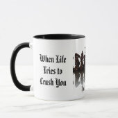 人生があなたを押しつぶそうとする時 – トーンのマグ マグカップ (左)