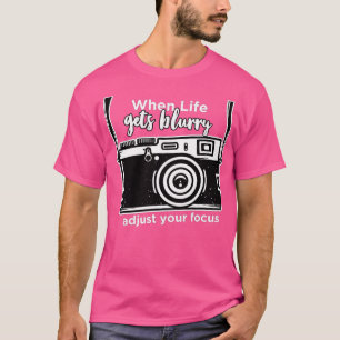 人生がぼやけた時あなたのフォーカスカメラPhoを調整 Tシャツ