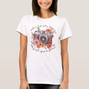 人生がぼやけた時に焦点を合わせる Tシャツ