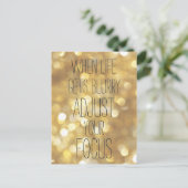 人生がぼやけてきたら - ゴールド インスピレーション 名言 ポストカード (スタンド正面)