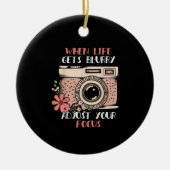 人生がぼやけて焦点を合わせた写真 セラミックオーナメント (正面)