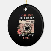 人生がぼやけて焦点を合わせた写真 セラミックオーナメント (左)