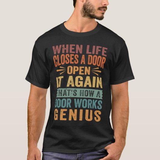 人生がドアを閉めるときに、再び皮肉な Tシャツ (正面)