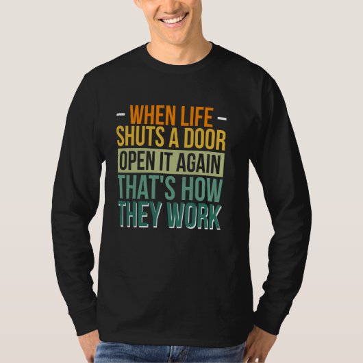 人生がドアを閉める時、再び開ける Tシャツ (正面)