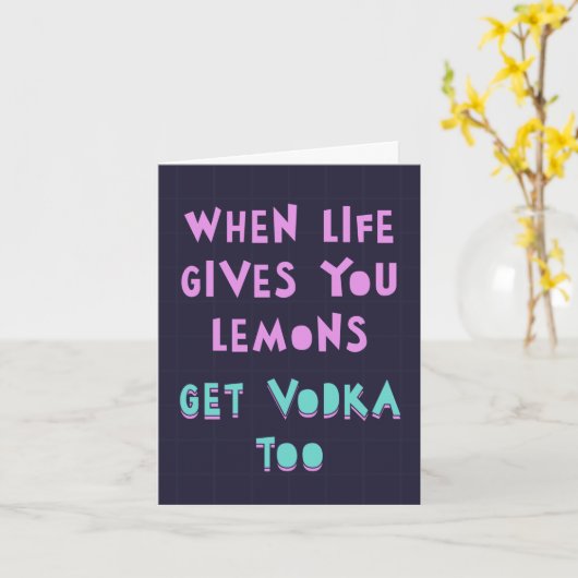人生がレモンしかくれないなら、ワインボトルを手に入れろ。気分が良くなる カード (黄色い花)