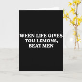人生がレモンしか与えてくれないなら男をぶっ飛ばせ - 皮肉なユーモア カード (黄色い花)