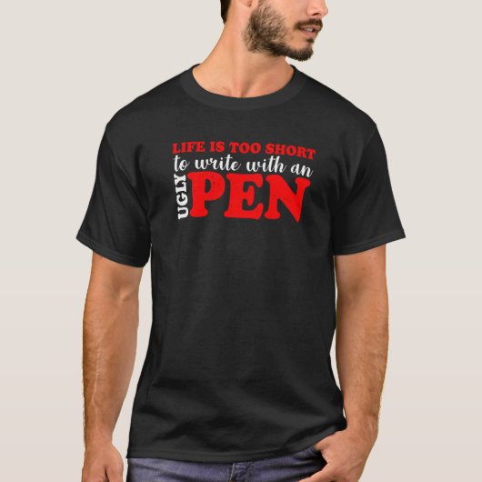 人生が短くて書醜いペンが使えない Tシャツ (正面)