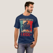 人生が複雑になるとバイクに乗るライダー Tシャツ (正面フル)