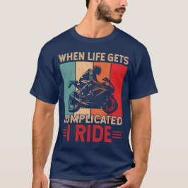 人生が複雑になるとバイクに乗るライダー Tシャツ