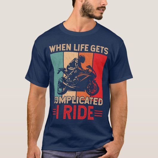 人生が複雑になるとバイクに乗るライダー Tシャツ (正面)