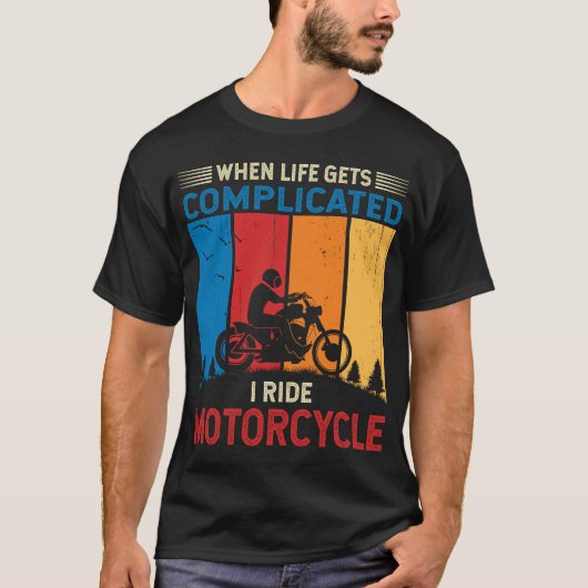 人生が複雑になるとバイクに乗る Tシャツ (正面)