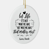 人生で私たちが持っているものではなく、私たちが持っている人が… セラミックオーナメント (右)