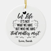 人生で私たちが持っているものではなく、私たちが持っている人が… セラミックオーナメント (正面)