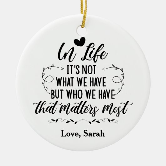 人生で私たちが持っているものではなく、私たちが持っている人が… セラミックオーナメント (正面)
