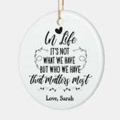 人生で私たちが持っているものではなく、私たちが持っている人が… セラミックオーナメント (左)