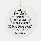 人生で私たちが持っているものではなく、私たちが持っている人が… セラミックオーナメント (裏面)