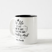 人生で私たちが持っているものではなく、私たちが持っている人が… ツートーンマグカップ (正面左)