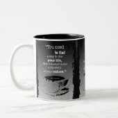 人生と価値観、イラスト付きの実存主義名言 ツートーンマグカップ (左)