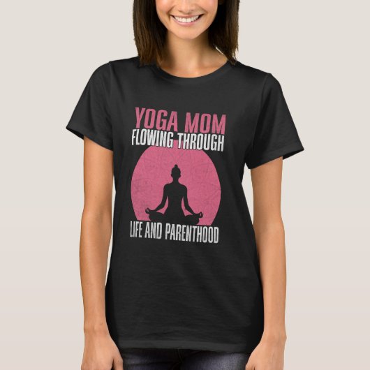 人生と親としての役割に溶け込むヨガママ Tシャツ (正面)