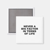 人生において大した要因ではない – 風刺的なTシャツ マグネット (正面/裏面)