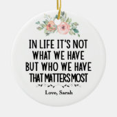 人生において、それは私たちが持っているものではなく、私たちが持っているもの セラミックオーナメント (正面)