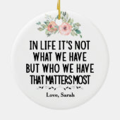 人生において、それは私たちが持っているものではなく、私たちが持っているもの セラミックオーナメント (裏面)