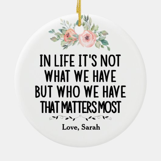人生において、それは私たちが持っているものではなく、私たちが持っているもの セラミックオーナメント (裏面)