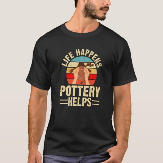 人生に起こることは陶芸に助けられる 陶土メーカー 1 Tシャツ (正面)