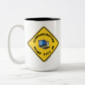 人生の再編の前黄色の警告標識 ツートーンマグカップ (左)