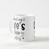 人生の小さなジョークを上手に扱う コーヒーマグカップ (正面左)